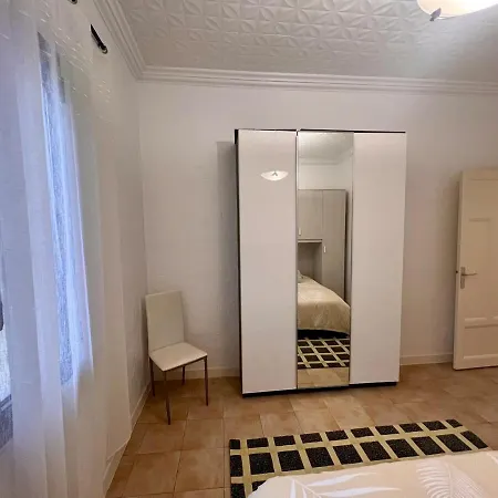 Entier Dans Maison Individuelle -2 - 2 A 4 Personnes - A 200 Metres De Monaco - 4 Minutes Du Casino Et De La Gare *